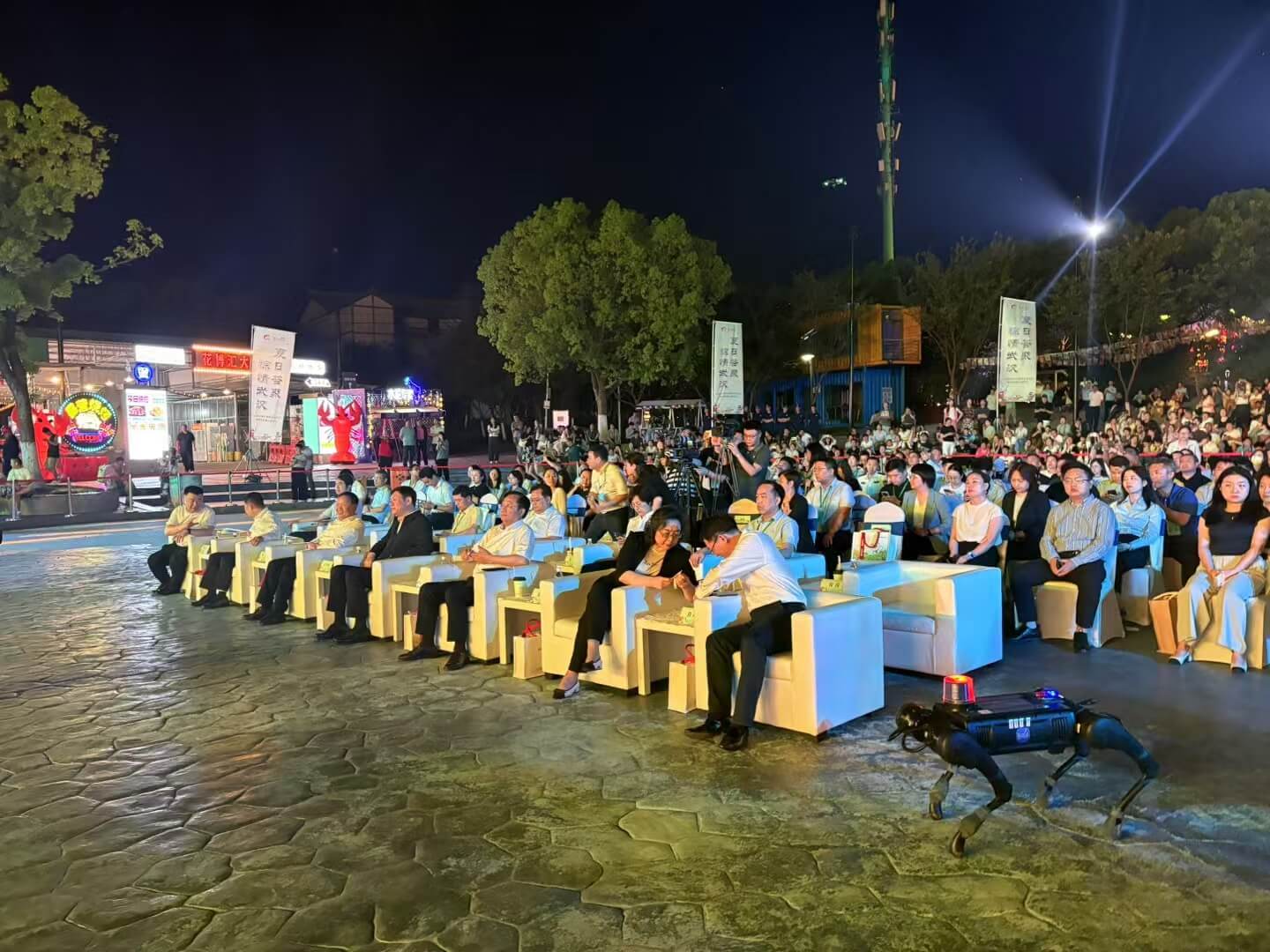 四足机器狗"汉犬"亮相世界机器嘉年华，强大性能吸引全场关注，市长驻足点赞